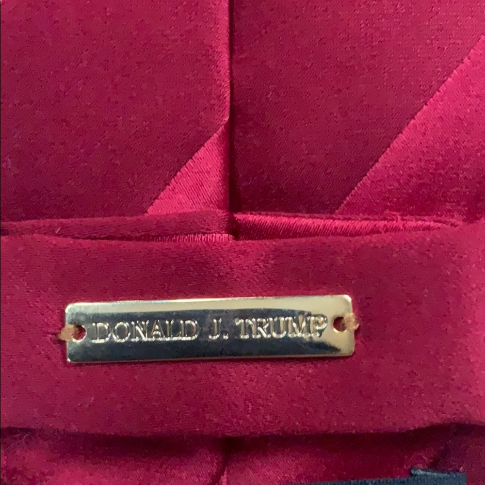 DONALD J. TRUMP SIGNATURE COLLECTION TIE - Picture 2 of 7